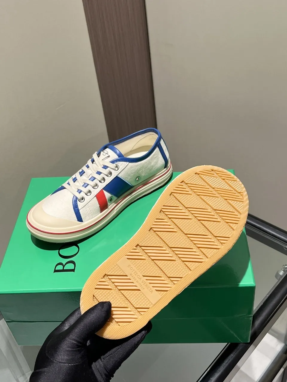 p518🐮🐮Bottega Veneta BV's latest Eliot series, retro basketball shoes, casual sports canvas shoes, become gods when they are launched! [Celebration] [Celebration] A 1:1 copy of the original version, [Fireworks] original material, [Fireworks] original color system, inspired by retro basketball sneakers, the color combination highlights youthful vitality, and perfectly interprets the theme of youth and childlike innocence. The details are also very particular. The summer canvas brings excellent durability and comfort. Designs such as calfskin trim, rubber toe caps and hand-painted retro red lines are full of retro feel. The round toe and convex sole add a modern feel and are suitable for various styles. Easily create a fashionable atmosphere. The upper foot is the focus...can be worn as a couple's shoes...each shoe has more taste and attitude! Fabric: Original customized high-density canvas + cowhide Lining: Original customized breathable canvas Insole: movable latex cowhide insole. Sole: original molded non-slip and wear-resistant TPU material. Sole thickness: 3cm. Size: women's size 35#-40#, men's size 39#-45#.